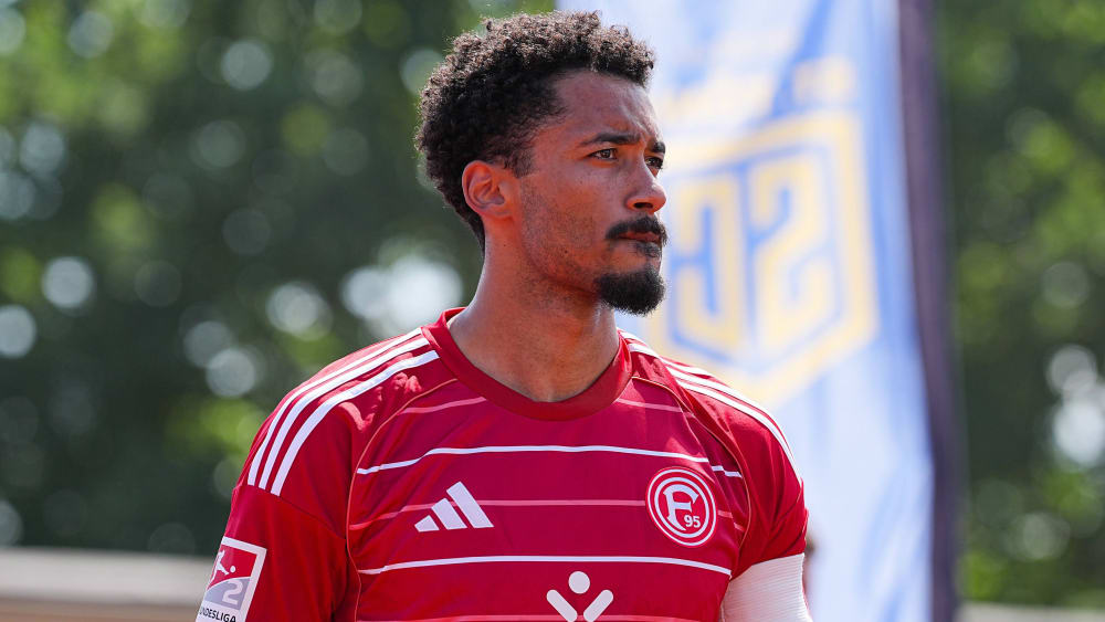  Düsseldorfs Emmanuel Iyoha.