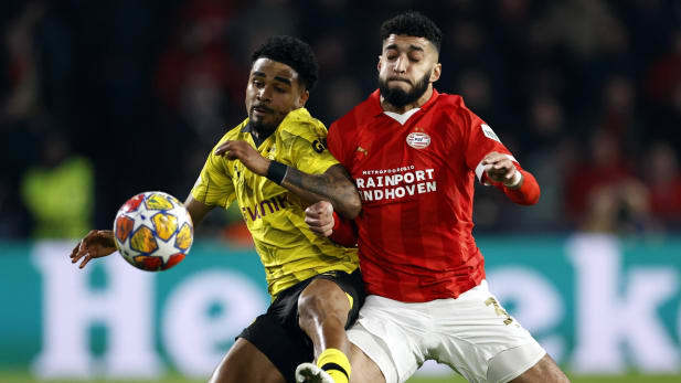 EINDHOVEN - (l-r) Ian Maatsen of Borussia Dortmund, Ismael Saibari of PSV Eindhoven during the UEFA Champions League last 16 match between PSV Eindhoven and Borussia Dortmund at the Phillips stadium on February 20, 2024 in Eindhoven, Netherlands. ANP MAURICE VAN STEEN UEFA Champions League 2023/24 2023/2024 xVIxANPxSportx/xxANPxIVx 491636100 originalFilename: 491636100.jpg