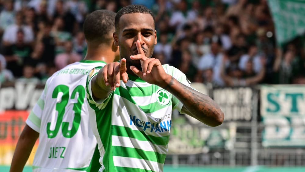 Jubel bei Marlon Mustapha nach dem vorentscheidenden Treffer zum 2:0 für die SpVgg Greuther Fürth.