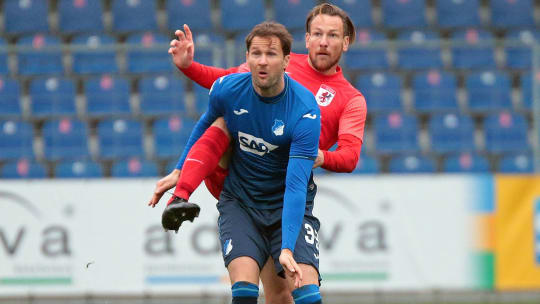 Zwei Ex-Profis zählen zu den bisher auffälligsten Akteuren der Regionalliga Südwest: Der führende der Torschützenliste, Nick Proschwitz (vorne), und Gießens Abräumer Anton Fink. 