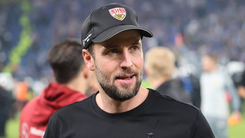 Cheftrainer Sebastian Hoeness (VfB Stuttgart) nach Abpfiff Fussball, Herren, Saison 2022 2023, Relegation, Volksparkstadion, Hamburger SV gegen VfB Stuttgart, 1-3, Stuttgart bleibt in der 1. Liga und der HSV in der 2.Liga DFL REGULATIONS PROHIBIT ANY USE OF PHOTOGRAPHS AS IMAGE SEQUENCES AND OR QUASI-VIDEO. *** Head coach Sebastian Hoeness VfB Stuttgart after final whistle football, men, season 2022 2023, relegation, Volksparkstadion, Hamburger SV against VfB Stuttgart, 1 3, Stuttgart remains in the 1 Liga and HSV in the 2 Liga DFL REGULATIONS PROHIBIT ANY USE OF PHOTOGRAPHS AS IMAGE SEQUENCES AND OR QUASI VIDEO