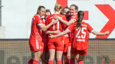 Jubeltraube: Die Frauen des FC Bayern siegten in Meppen.