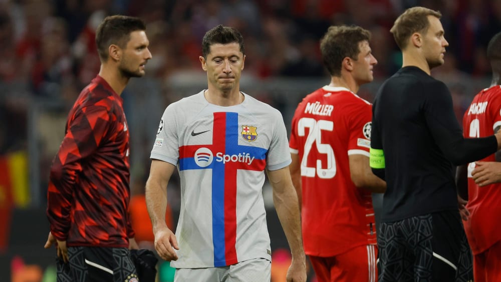 Robert Lewandowski, umringt von ehemaligen Bayern-Mitspielern.