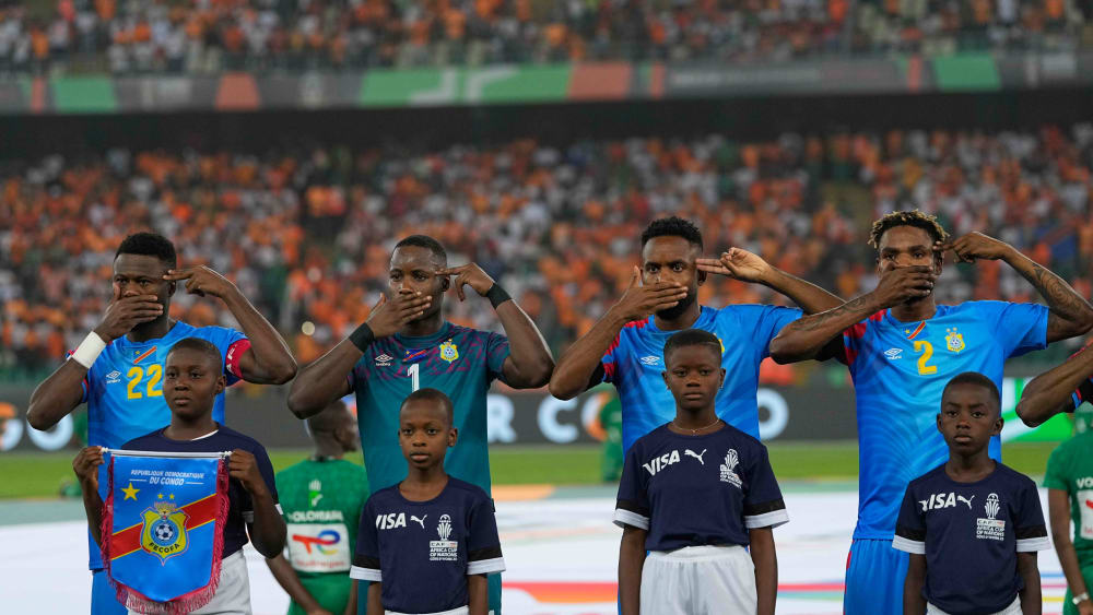 Setzten ein Zeichen bei der Nationalhymne: Spieler der DR Kongo am Mittwoch in Abidjan.