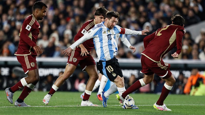 Lionel Messi - Argentina vs Venezuela - Eliminatorias Sudamericanas para el Mundial de Futbol FIFA 2026 - 4 de septiembre de 2025 - Estadio: Mas Monumental - Buenos Aires - Argentina - Photo: Javier Garcia Martino - Photogamma *** Lionel Messi Argentina vs Venezuela South American qualifiers for the 2026 FIFA World Cup September 4, 2025 Estadio Mas Monumental Buenos Aires Argentina Photo Javier Garcia Martino Photogamma