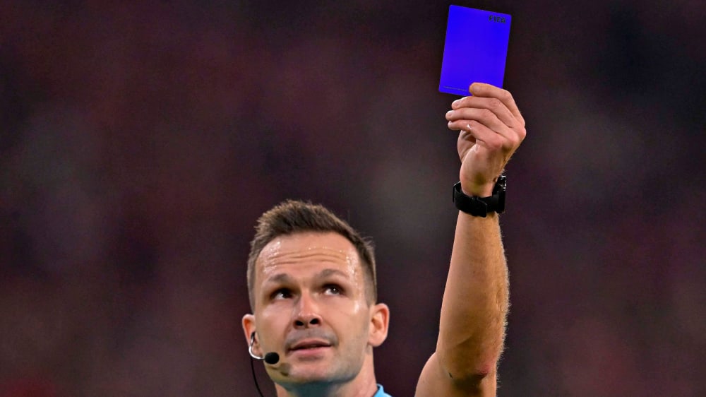 Ivan Kruzliak schaut in der Champions League seine Karte an, die eigentlich Gelb war und hier zur Veranschaulichung Blau eingefärbt wurde.