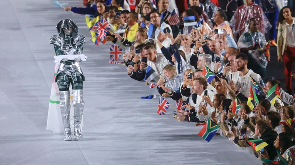 Die olympische Flagge auf dem Weg zum Mast, wo dann ein Malheur passierte.