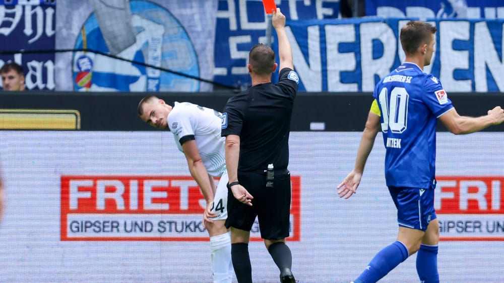 Münsters Niko Koulis sieht in Karlsruhe die Rote Karte.