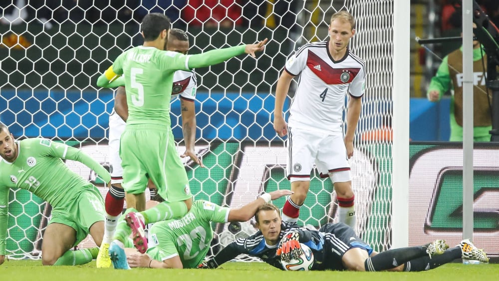 Torwart - und so viel mehr als das: Manuel Neuer (in Dunkelblau) im WM-Achtelfinale 2014 gegen Algerien.