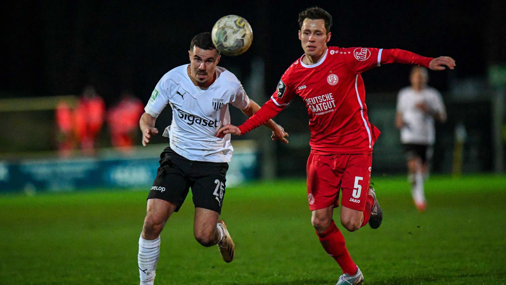 Marvin Lorch (li.) vom 1. FC Bocholt und Essens Clemens Fandrich lieferten sich im Landespokal-Halbfinale ein enges Duell.