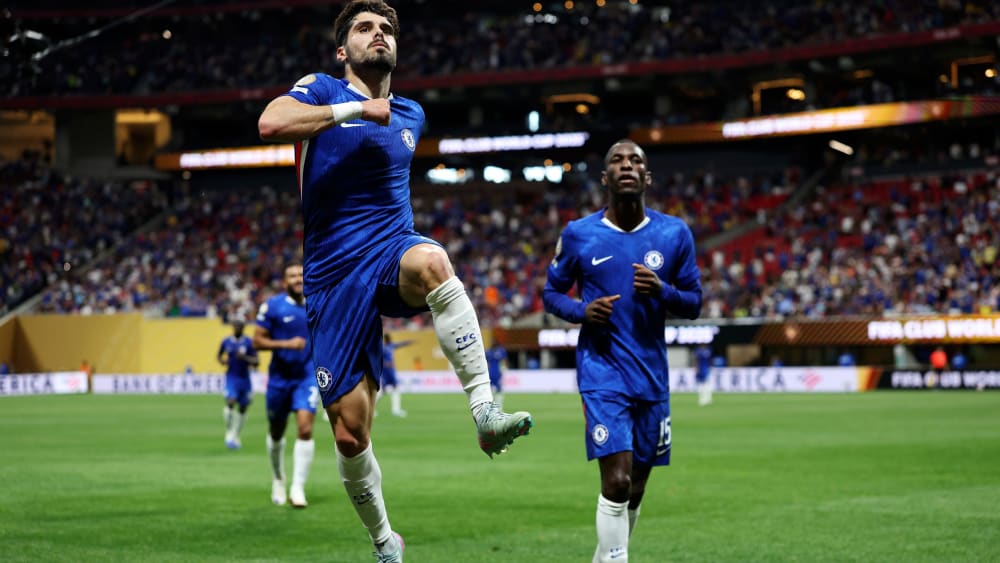 Chelsea-Schütze Pedro Neto und Assistgeber Nicolas Jackson.
