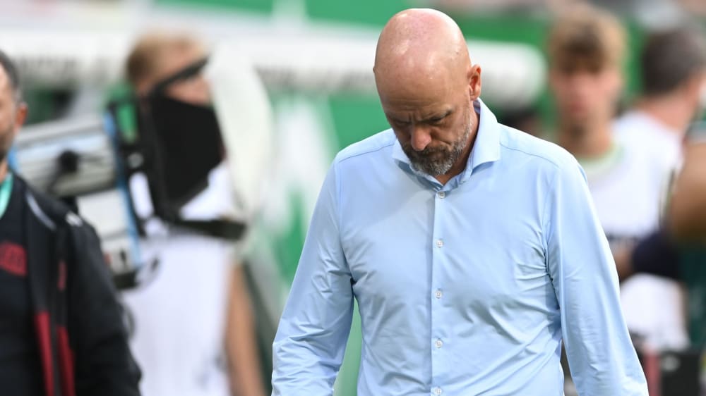 Erik ten Hag droht bei Bayer 04 das schnelle Aus.