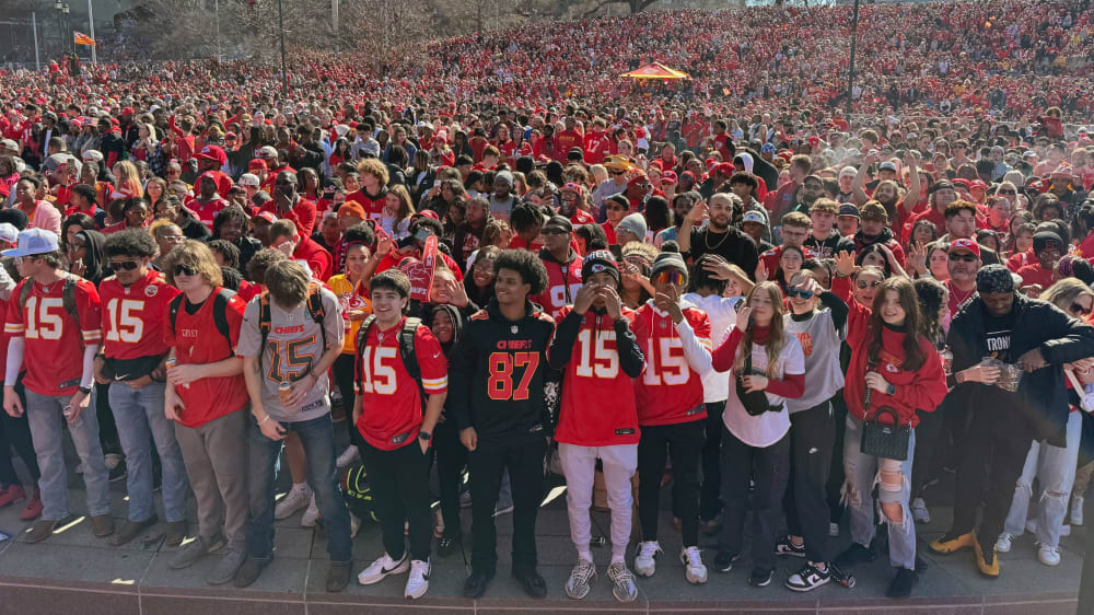 Partystimmung in Missouri: Schier endlos viele Fans der Kansas City Chiefs haben das Siegerteam um Patrick Mahomes an diesem Mittwoch lautstark gefeiert.