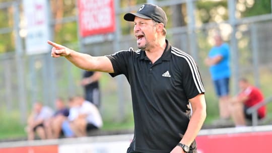 Feuchts Trainer Dominik Haußner freut sich über den erlösenden ersten Saisonsieg
