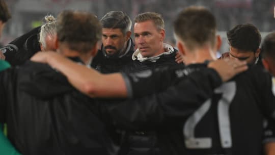 Beschwört den Gemeinschaftsgeist - auch zwischen Fans und Spielern: SpVgg-Coach Leonhard Haas (M.).