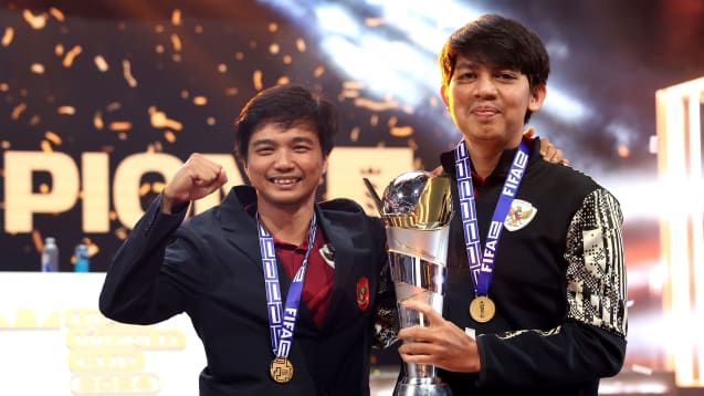 Indonesien um Chef-Trainer Ichsan Taufiq (l.) und Co-Trainer Manar Hidayat (r.) sind Weltmeister im FM.