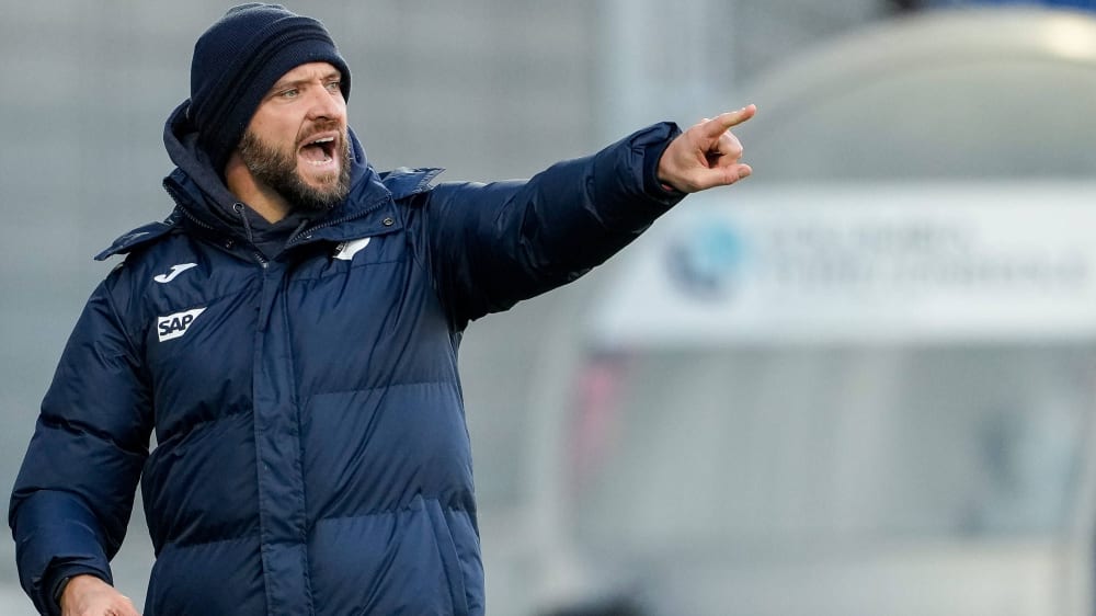 Zeigt den Weg an: Hoffenheims Trainer Stephan Lerch.