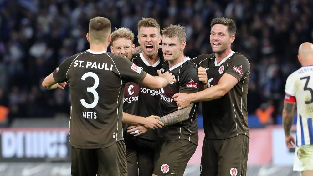 Jubel auf St. Pauli: Die Kiez-Kicker gewannen in Berlin mit 2:1 und sind neuer Tabellenführer.