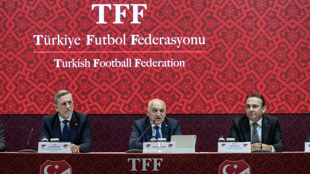 Verkündete das Strafmaß gegen Faruk Koca: TFF-Präsident Mehmet Buyukeksi (Mitte).