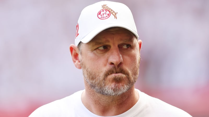 COLOGNE, GERMANY - SEPTEMBER 16: Head coach Steffen Baumgart of Koeln looks ion prior to the Bundesliga match between 1. FC Köln and TSG Hoffenheim at RheinEnergieStadion on September 16, 2023 in Cologne, Germany. (Photo by Christof Koepsel/Getty Images)