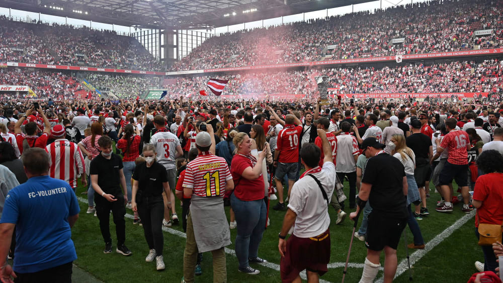 Nicht erlaubt: Der Platzsturm der eigenen Fans nach dem Spiel gegen Wolfsburg kommt die Kölner nun teuer zu stehen.