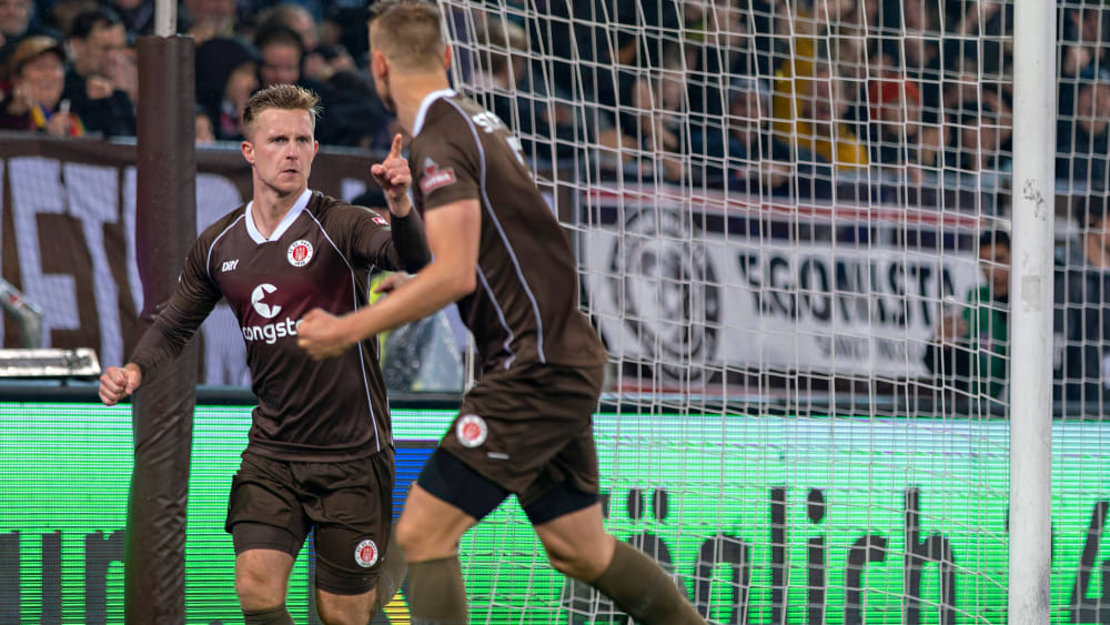 Köpfte St. Pauli in die nächste Pokal-Runde: Johannes Eggestein (li.).