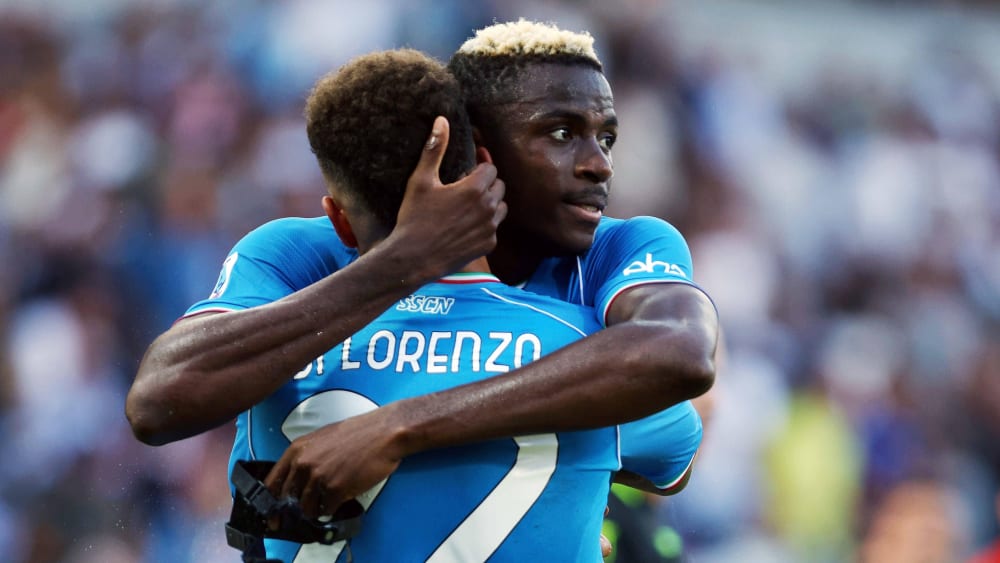 Doppelpacker Osimhen (hinten) bedankt sich bei di Lorenzo, der ihm beide Treffer auflegte.