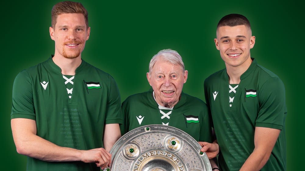 Zwei aktuelle 96-Profis und ein Deutscher Meister: Marcel Halstenberg (li.) und Nicolo Tresoldi (re.) umrahmen Rolf Gehrcke, der 1954 mit Hannover Deutscher Meister wurde.