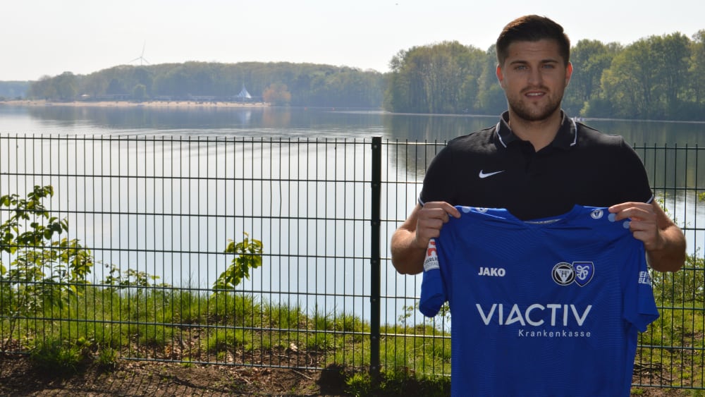 Tr&#228;gt zur kommenden Saison das Trikot des TuS Haltern: Mittelfeldspieler Maurice Temme