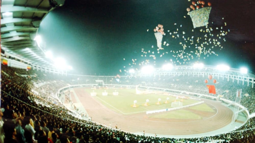 Er&#246;ffnungszeremonie der ersten Frauen-Weltmeisterschaft 1991 in China: Das Stadion in Guangzhou ist gut gef&#252;llt.