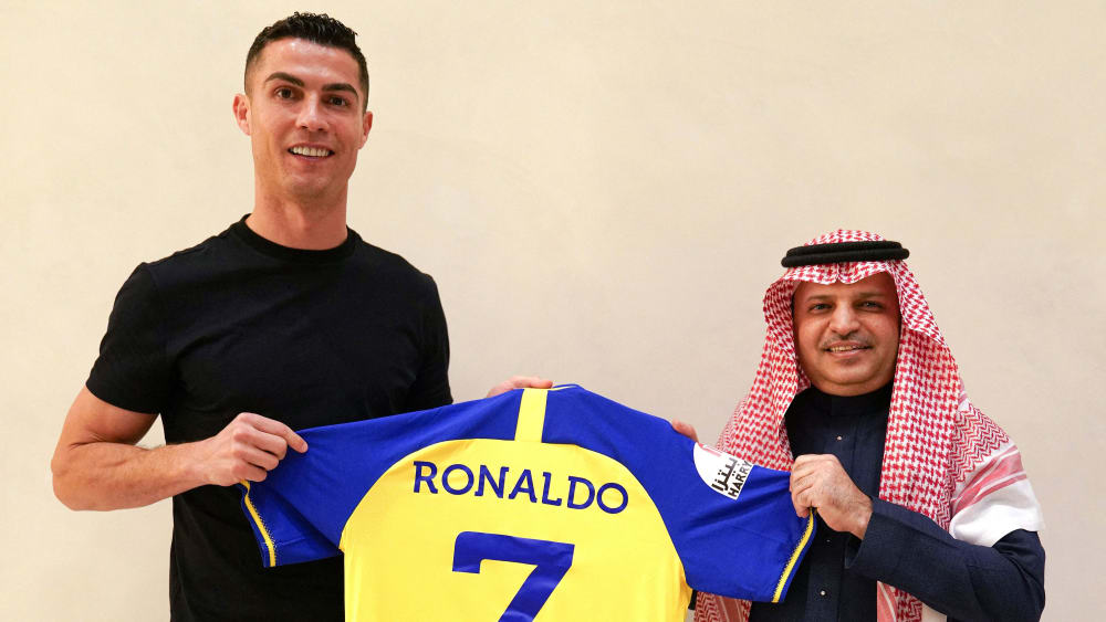 Die berühmteste 7 der Fußball-Gegenwart steht künftig auf dem Trikot von Al-Nasr in Saudi-Arabien: Cristiano Ronaldo mit Klubpräsident Mossali Al-Muammar.