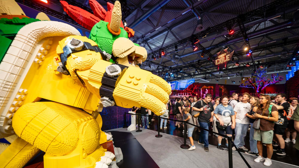 Ein echter Publikumsmagnet: Klemmbaustein-Bowser zieht die Massen auf der gamescom 2024 in seinen Bann.