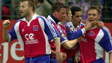 Hachinger Jubel: Martin Cizek, Markus Oberleitner, Miroslav Spizak und Abdelaziz Ahanfouf (v. li.) gratulieren André Breitenreiter (re.)