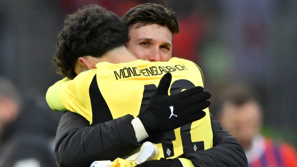 Tobias Sippel umarmt Tiago Pereira Cardoso.