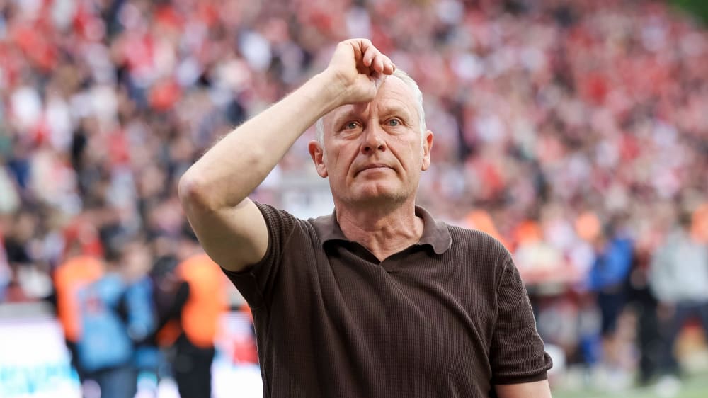 Glasige Augen und ein Chapeau in Richtung Fans: Freiburgs Christian Streich nach seinem letzten Spiel als SCF-Coach.