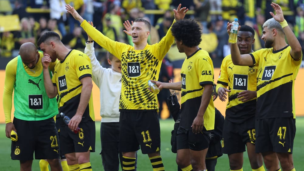 Die Dortmunder feiern nach dem Sieg gegen Augsburg vor der gelben Wand.