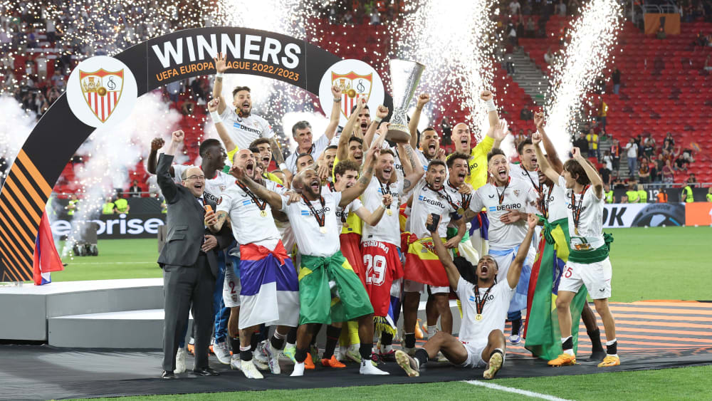 Der FC Sevilla streckte nach dem Sieg gegen die Roma zum siebten Mal den Europa-League-Pokal in die Höhe.