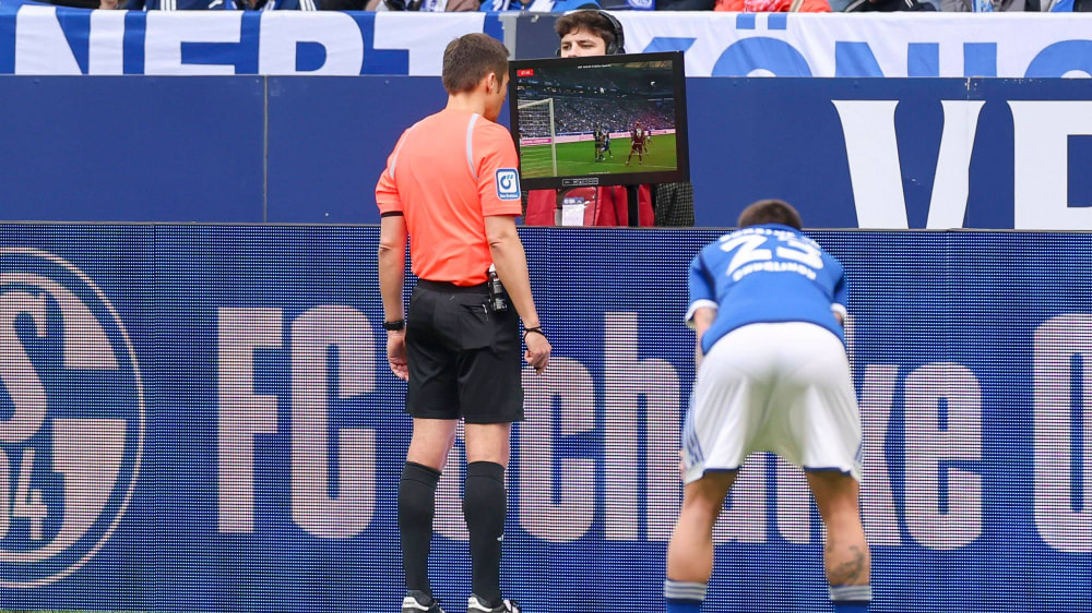 Entschied sich nach Sichtung der Live-Bilder gegen einen Elfmeter für Schalke: Schiedsrichter Robert Hartmann.