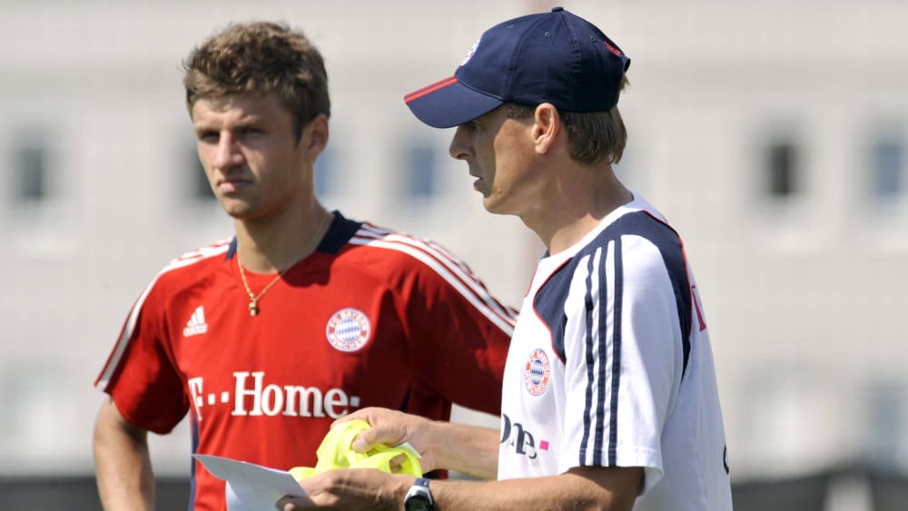 Jürgen Klinsmann (re.) holte Thomas Müller 2008 zu den Profis.