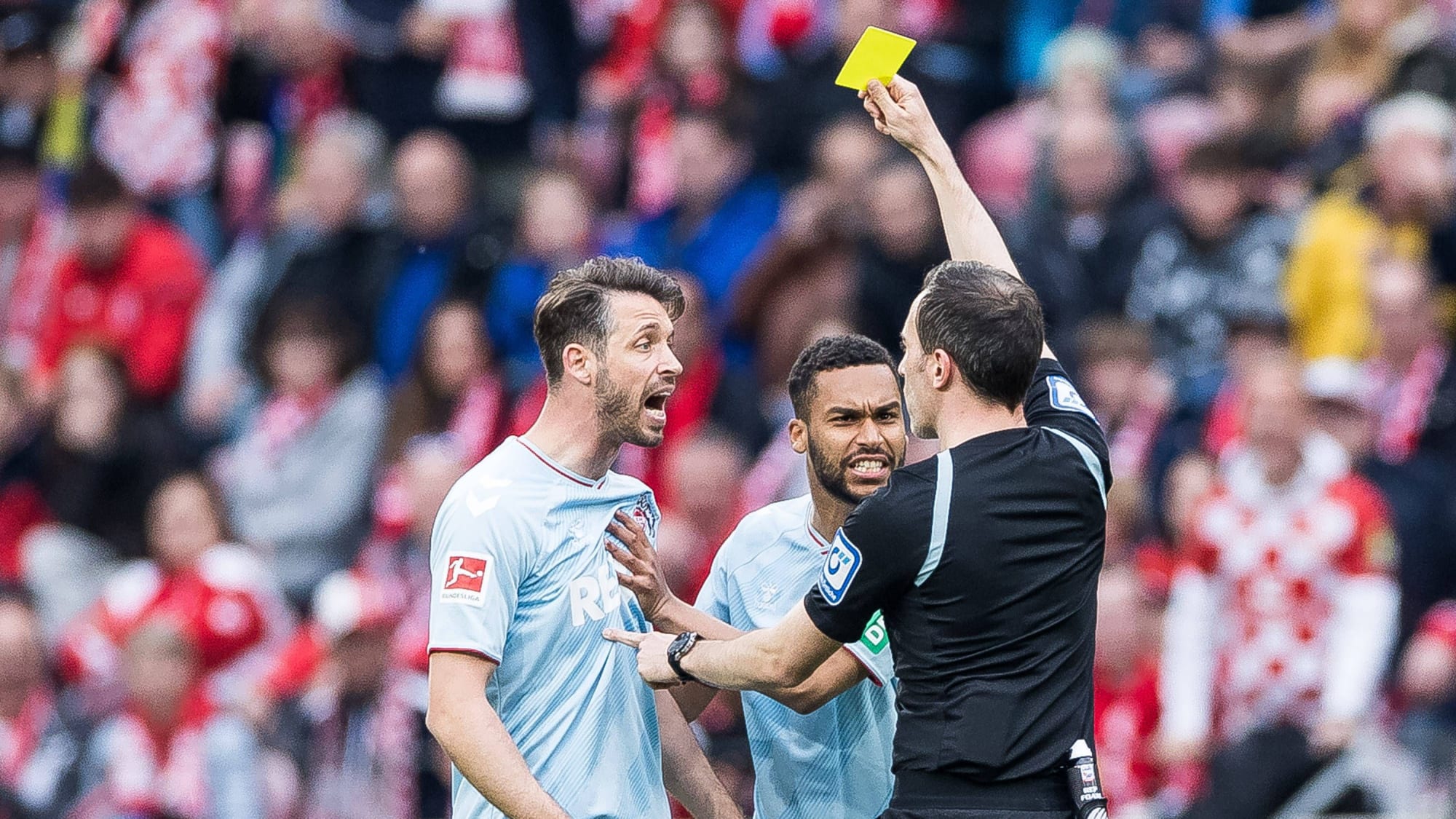 1. Fußball Bundesliga: 1. FSV Mainz 05 - 1. FC Köln; 28.04.2024 Mark Uth (1. FC Köln, 13) und Linton Maina (1. FC Köln, 37) wütend vor Schiedsrichter Benjamin Brand 1. Fußball Bundesliga, 1. FSV Mainz 05 - 1. FC Köln, Mainz, MEWA Arena DFL REGULATIONS PROHIBIT ANY USE OF PHOTOGRAPHS AS IMAGE SEQUENCES AND OR QUASI-VIDEO. *** 1 Soccer Bundesliga 1 FSV Mainz 05 1 FC Köln 28 04 2024 Mark Uth 1 FC Köln, 13 and Linton Maina 1 FC Köln, 37 angry in front of referee Benjamin Brand 1 Soccer Bundesliga, 1 FSV Mainz 05 1 FC Köln, Mainz, MEWA Arena DFL REGULATIONS PROHIBIT ANY USE OF PHOTOGRAPHS AS IMAGE SEQUENCES AND OR QUASI VIDEO Copyright: xBEAUTIFULxSPORTS Wunderlx