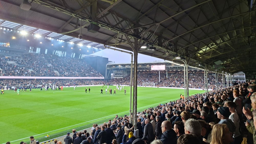 Craven Cottage, das Stadion des Fulham FC - direkt an der Themse mit einer alten und einer neuen Längstribüne.