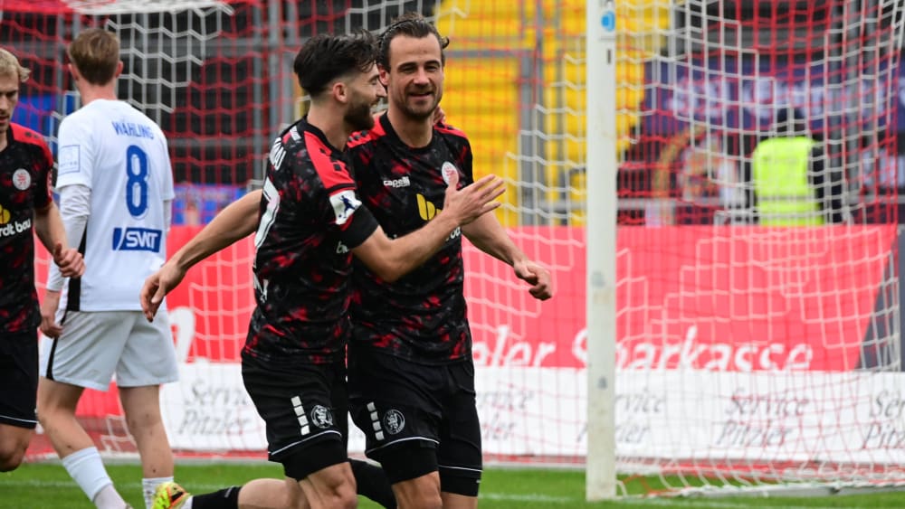 Torjubel nach dem Tor zum 1:0 durch Yannick Stark