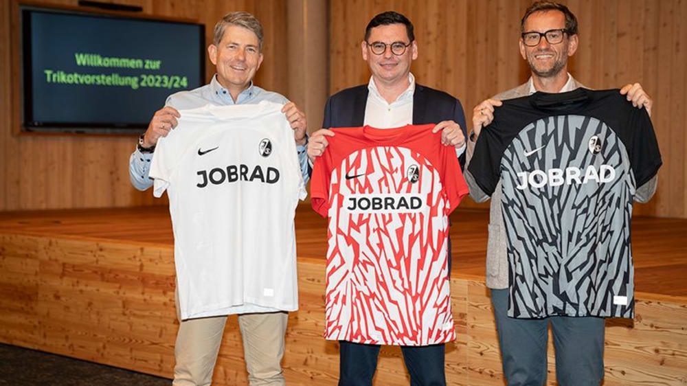 JobRad-Geschäftsführer Florian Baur, SC-Vorstand Oliver Leki und JobRad-Gründer Ulrich Prediger (v.l.) zeigen die neuen Trikots.