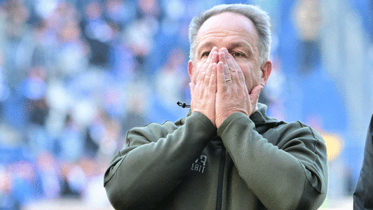 Er konnte es kaum fassen: SpVgg-Coach Alexander Zorniger.