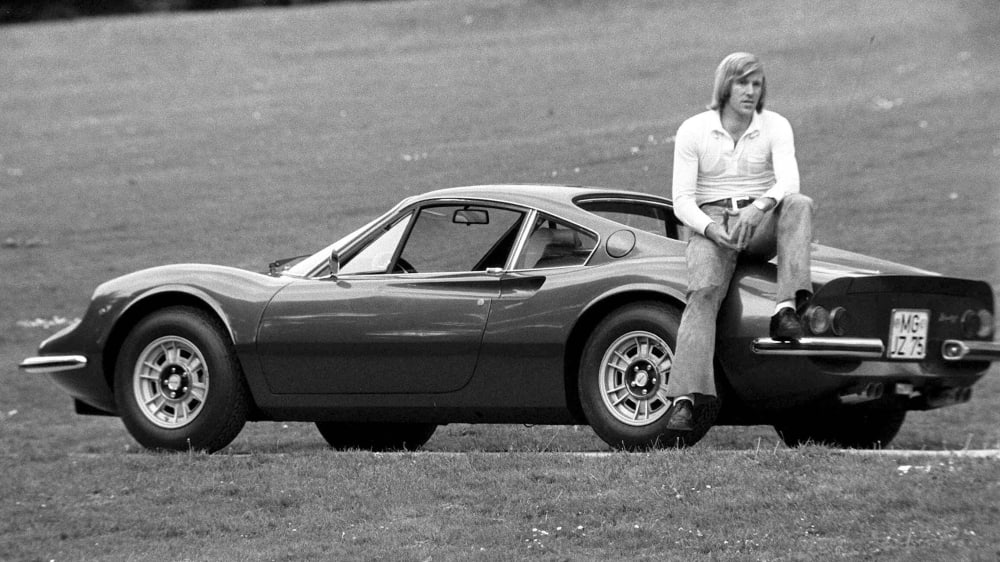 Ein früher Fußball-Popstar: Günter Netzer lehnt an seinem Ferrari Dino 246 GT.
