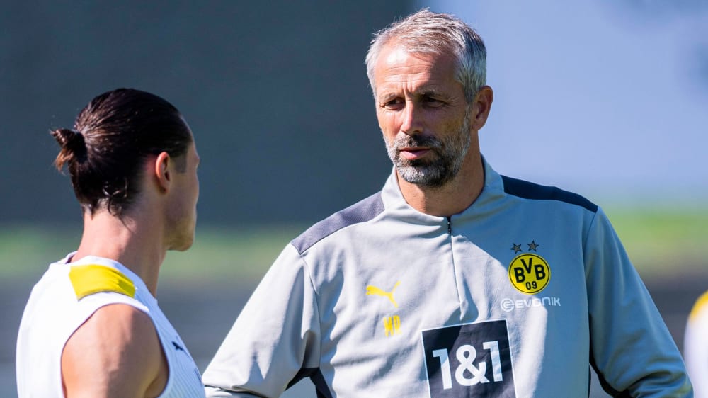 Dortmunds Chefcoach Marco Rose trainiert unter schwierigen Bedingungen.