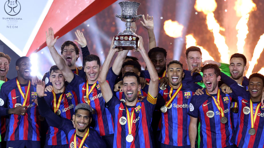 Barça-Kapitän Busquets durfte den ersten Pokal seit 2021 in die Höhe strecken - auch dank seines Trainers.