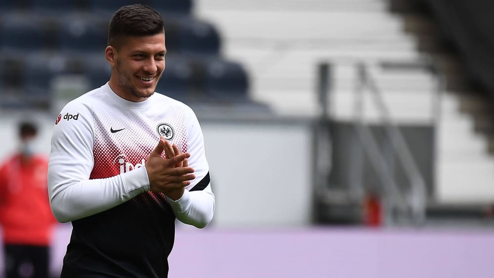 Luka Jovic klatscht vor einem Spiel mit Eintracht Frankfurt in die Hände