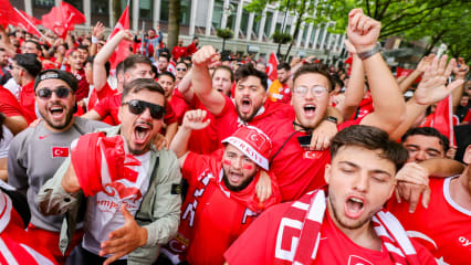 Fußball: EM, Türkei - Georgien, Vorrunde, Gruppe F, 1. Spieltag: Schon gegen Mittag feiern Tausende türkische Fans in der Innenstadt.