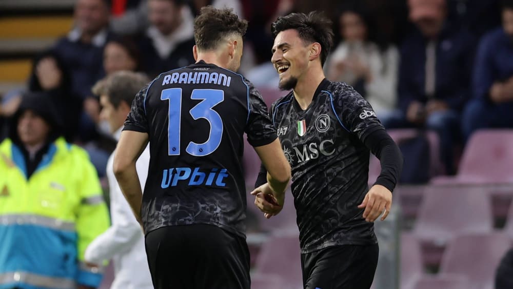 Erhöhte für Neapel: Der eingewechselte Eljif Elmas (re.).